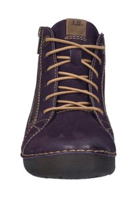 Lilla læder ankelstøvle med kontrasterende tan snørebånd, dekorerende syninger og en struktureret overflade. Har en afrundet tå og en robust sål.