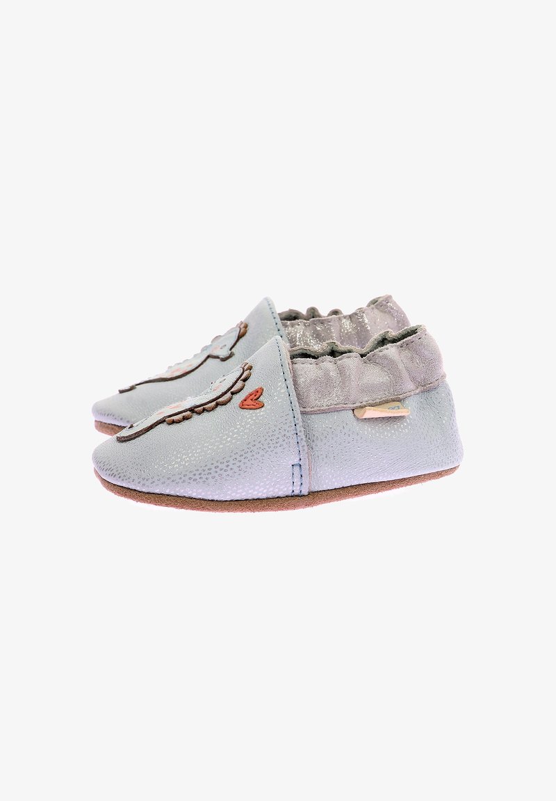 Zapatos para niños pequeños de cuero azul suave con un acabado texturizado, puño elástico plateado y costuras decorativas. Ligeros y con una suela flexible.