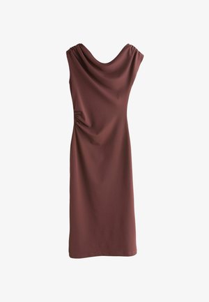 Ärmlös brun midiklänning med draperad halsringning och samlad detalj på vänster sida, visad mot vit bakgrund.