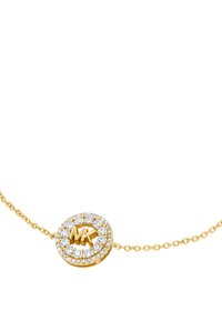 Bracciale in oro con un pendente circolare adornato da strass trasparenti e un logo "MK" in rilievo al centro. Design della catena delicato.