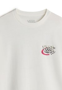 T-shirt bianca in cotone con collo rotondo e maniche corte. La grafica frontale include "VANS" con motivo a scacchi e "RUNNERS CLUB" in rosa.