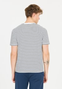 Gestreept T-shirt met een ronde hals, korte mouwen, met horizontale witte en marineblauwe strepen, gemaakt van zachte katoenstof.