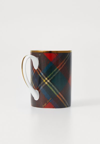Keramička šalica s tartan uzorkom u crvenoj, zelenoj, plavoj i žutoj boji. Bijela drška i zlatni akcent na rubu. Glatka tekstura.