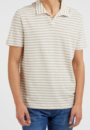 Koszulka polo w beżowe i białe paski, z krótkim rękawem, kołnierzykiem, wykonana z miękkiego materiału, o luźnym kroju, z subtelnym logo marki na piersi.