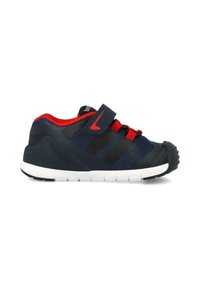 Zapatilla deportiva en azul marino y negro con detalles en rojo, parte superior de malla, correa de Velcro, puntera texturizada y suela de goma blanca con dibujo.