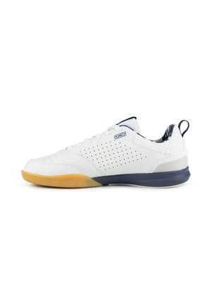 Zapatilla deportiva blanca de corte bajo con lados perforados, ribete azul marino, suela de goma en la parte delantera y lengüeta en el talón. Nombre de la marca Munich en el lateral.