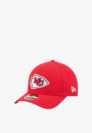 Rote Baseballmütze aus Baumwolle mit strukturiertem Design. Mit einem gestickten Logo der Kansas City Chiefs auf der Vorderseite und einem gebogenen Schirm.