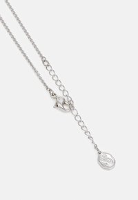Silberne Halskette mit einer strukturierten Kette, ausgestattet mit einem Karabinerverschluss und einem ovalen Anhänger mit einer gravierten Buchstabe.