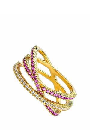 Anillo de oro con diseño entrecruzado, adornado con filas de piedras preciosas rosas y transparentes, sobre un fondo blanco.
