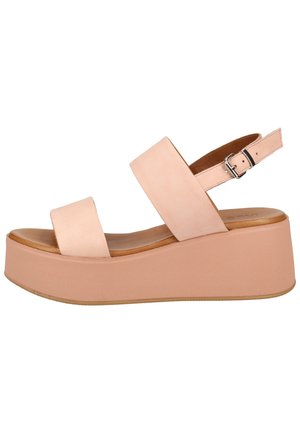 Różowa platformowa sandał z dwiema szerokimi paskami i regulowanym zapięciem na kostkę na grubej podeszwie na białym tle.