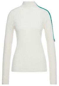 Suéter blanco de cuello alto con relieve y mangas largas, que presenta una franja de acento turquesa a lo largo de un hombro. Textura suave y diseño ajustado.