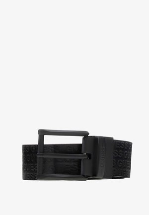 Zwarte leren riem met een reliëf patroon van het logo "GUESS", voorzien van een matte zwarte metalen sluiting en een plat ontwerp.