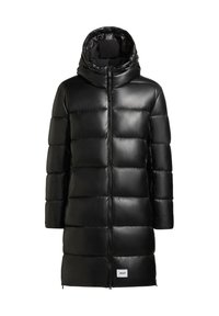 Cappotto imbottito nero con cappuccio, caratterizzato da sezioni trapuntate, una zip frontale completa e un'etichetta con logo sull'orlo. Materiale liscio e lucido.