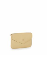 Borsa a mano in pelle beige con chiusura a pattina, dettaglio del logo in tono oro, texture liscia e forma rettangolare compatta.