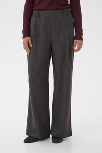 Pantalones de pierna ancha en tela gris oscuro con patrón de rayas, que presentan una cintura alta, pliegues y bolsillos laterales. Llevados con zapatos negros.