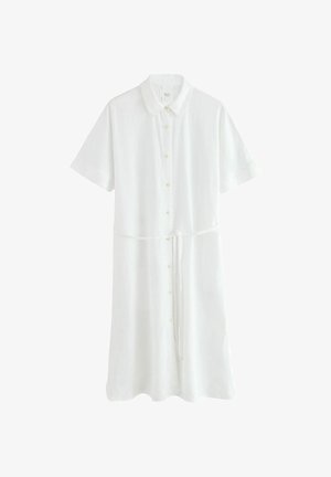Weißes kurzärmliges Hemdblusenkleid mit Kragen und Taillengürtel, aus leichtem Stoff gefertigt.
