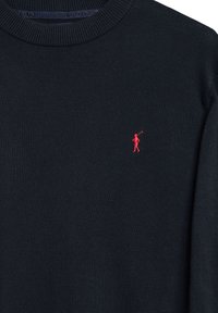 Laivastonsininen neulottu paita, jossa on resorinen pyöreä pääntie ja vasemmassa rinnassa pieni punainen golfari-logo. Sileä koostumus, klassinen muotoilu.