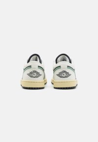 Jordan AIR JORDAN 1 LOW - Tenisice - anthracite/jade smoke/sail/legend sand