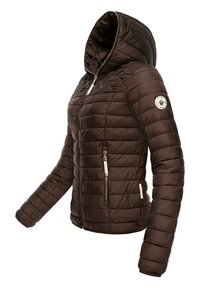 Bruine gewatteerde pufferjack met een capuchon. Voorzien van ritszakken aan de zijkanten en een ronde logopatch op de mouw. Glad, glanzend materiaal.