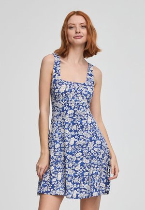 Abito con stampa floreale blu e bianca, dotato di scollatura quadrata e spalline larghe, realizzato in tessuto leggero con gonna svasata.