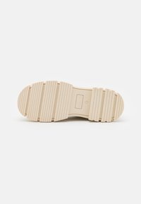 Suola di scarpa in gomma beige con scanalature e creste orizzontali. Marcata con "ever&odd" e taglia "37" al centro. Texture complessivamente liscia.