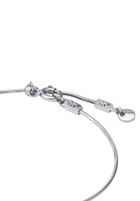 Srebrna bransoletka o elastycznym designie, z zapięciem typu lobster i dwoma prostokątnymi akcentami. Zawiera małą okrągłą zawieszkę z logo.