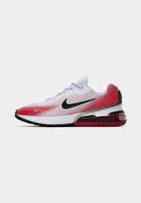Scarpa da atletica Nike con tomaia in mesh bianco e accenti in gradiente rosso, logo swoosh Nike nero e un'unità ammortizzata visibile nel tallone.