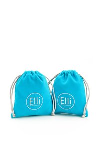 Zwei türkisfarbene Beutel mit Kordelzug aus weichem Stoff, die ein weißes, kreisförmiges Logo mit dem deutlich sichtbaren Text „Elli by Julie & Grace“ zeigen.
