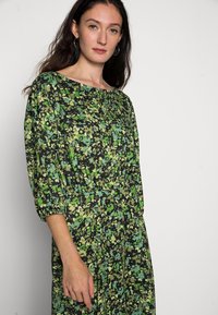 Anna Field Quarter sleeves elevated casual midi dress - Vestido de dia - black/green