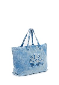 Borsa tote in denim azzurro con due manici tinti, caratterizzata da un design ricamato a forma di sole e il nome del marchio "SUNDEK" nella parte inferiore.