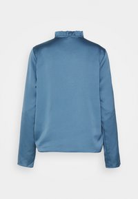 Maglia a maniche lunghe in morbido tessuto blu con superficie liscia e dettaglio arricciato sul collo. Presenta una vestibilità rilassata e orlo dritto.