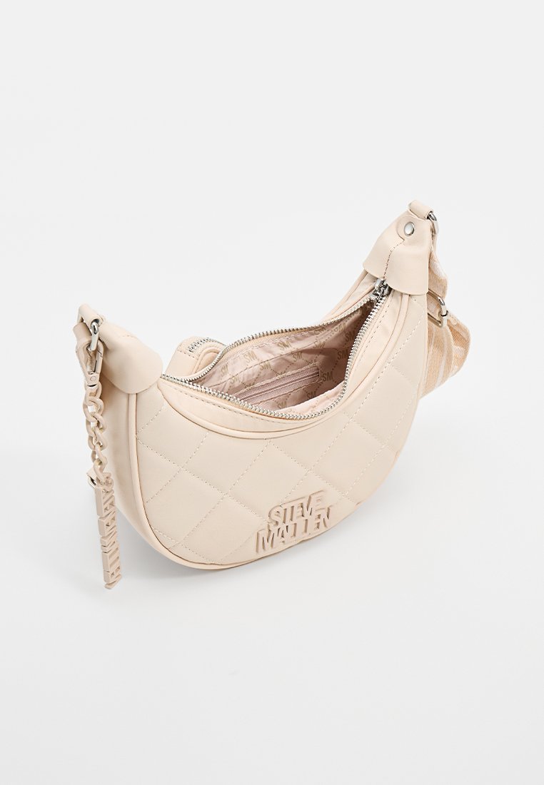 Quilted beige Handtasche mit geschwungener Form, Oberbindung mit Reißverschluss, Kettenakzent und geprägtem Logo auf der Vorderseite. Das Innere verfügt über ein gemustertes Futter.