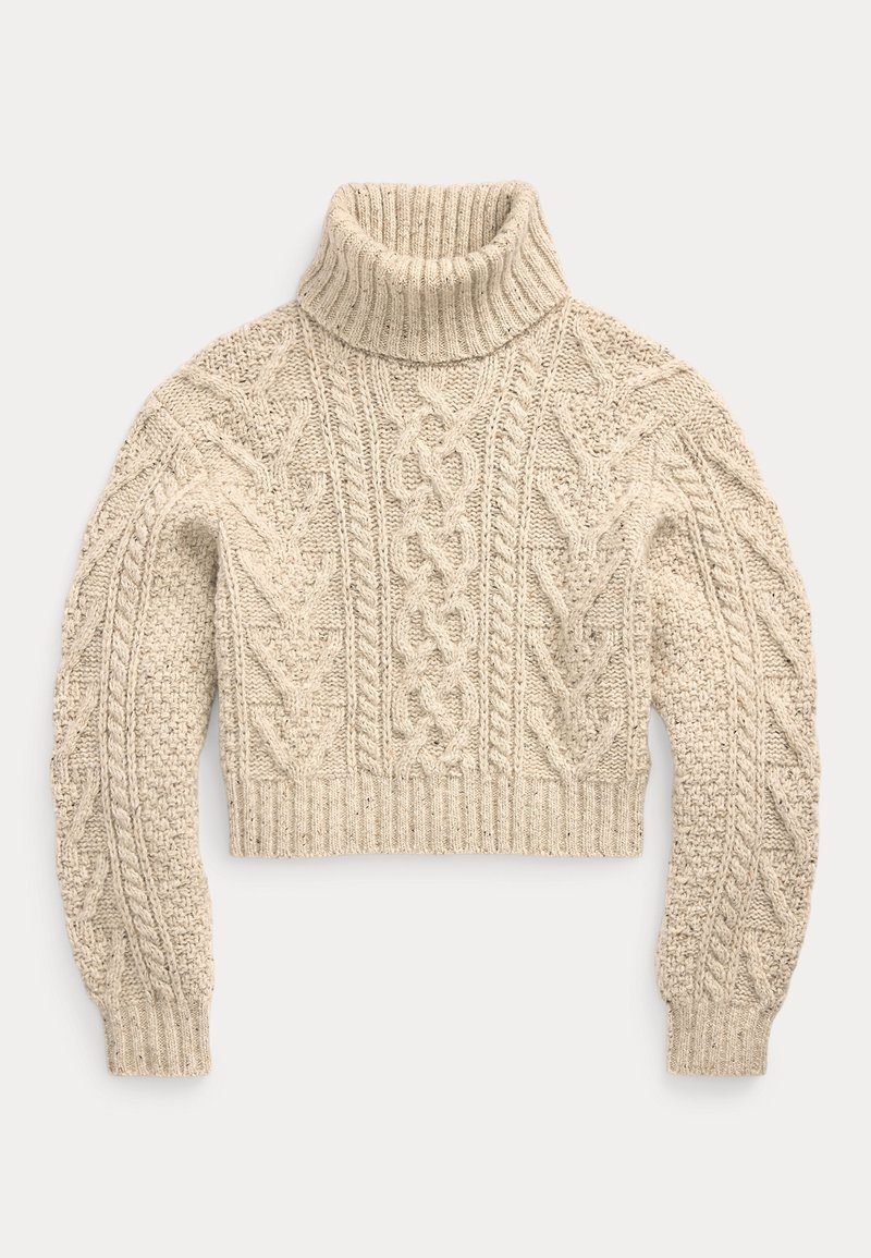 Pull à col roulé tricoté couleur crème avec motifs torsadés complexes et manches longues, posé à plat sur un fond clair.