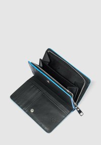 Portafoglio in pelle nera con dettagli blu, dotato di molteplici scomparti per carte, tasca con zip e chiusura a bottone automatico. Interno strutturato per una maggiore durata.