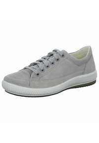 Baskets en suède gris avec semelle en caoutchouc blanche, lacets et détails de couture discrets ; bout arrondi et design profil bas.