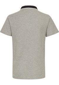 Grå kortärmad polo skjorta med svart krage. Slät textur med klassisk passform och inga synliga logotyper eller mönster.