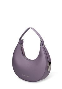 Borsa a mano viola in similpelle con forma a mezzaluna, chiusura con zip e una tracolla corta. Dettagli in metallo argento vicino alla cerniera.