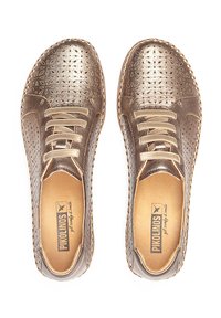 Zapatos de cuero bronce metálico con diseño perforado, cordones de color claro y un detalle de costura en contraste a lo largo de la suela.