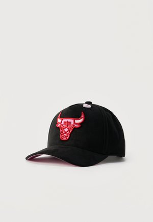 Casquette de baseball noire avec logo rouge des Chicago Bulls brodé sur le panneau avant, présentée sur un fond clair uni.