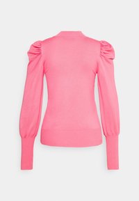 Růžový pletený svetr s přiléhavým střihem, nafouklými dlouhými rukávy, žebrovaným límcem a lemem. Hladká textura s jednotnou barvou po celém svetr.
