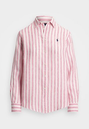 Wit overhemd met lange mouwen, rode verticale strepen en een klein marineblauw geborduurd logo op de linkerborst.