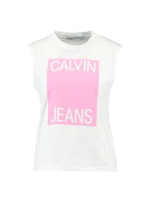 Bílý tílko bez rukávů s velkým růžovým obdélníkovým grafikou, na které je tučně napsáno "CALVIN JEANS" bílými písmeny. Hladký bavlněný materiál.