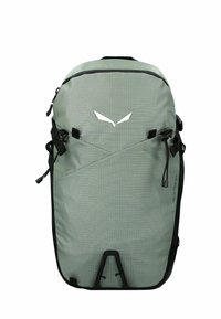 Mochila de senderismo verde claro con correas y cremalleras negras, y un logo blanco en la parte frontal, diseñada para uso al aire libre.