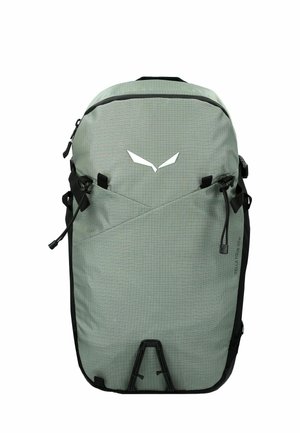 Lichtgroene wandelrugzak met zwarte banden, ritssluitingen en een wit logo aan de voorkant, ontworpen voor buitengebruik.