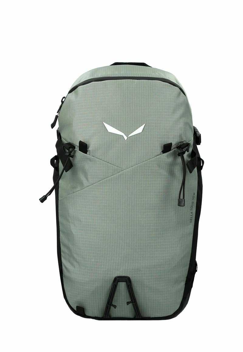 Mochila de senderismo verde claro con correas y cremalleras negras, y un logo blanco en la parte frontal, diseñada para uso al aire libre.