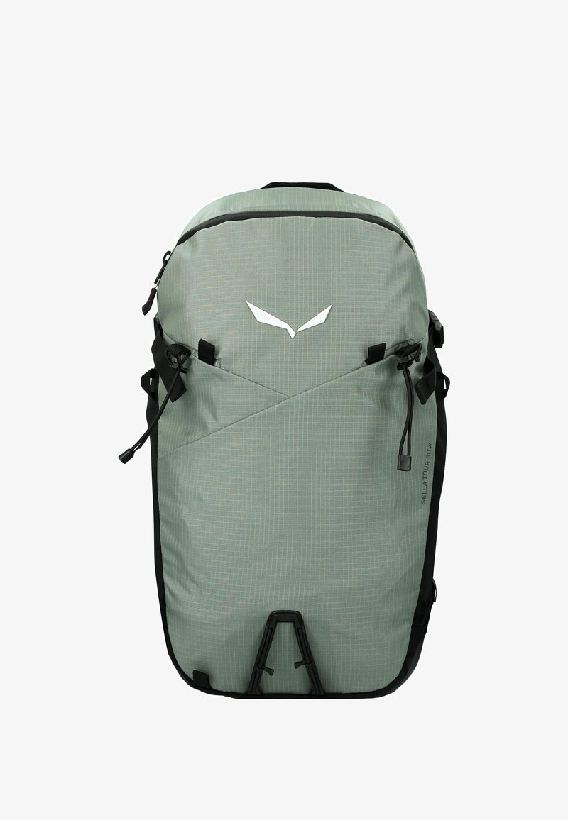 Mochila de senderismo verde claro con correas y cremalleras negras, y un logo blanco en la parte frontal, diseñada para uso al aire libre.