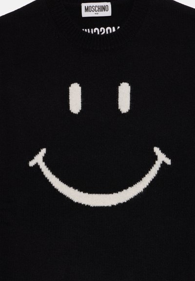 Pulôver de malha preto com um grande desenho de uma cara sorridente branca, com dois olhos ovais e uma boca curva; textura suave, decote redondo.