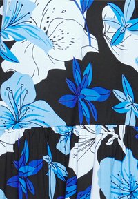 Vestido floral com padrões de lírios azuis e brancos sobre um fundo preto. O tecido é leve, com uma bainha волнada e uma textura suave.