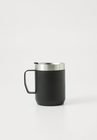 Tasse noire mate avec un bord et une poignée en acier inoxydable, présentant un extérieur lisse et un petit bec sur le couvercle.