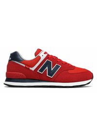 Zapatillas de ante rojo con una entresuela blanca y suela negra. Presentan acentos en azul marino, un destacado logo 'N' y un diseño de cordones.